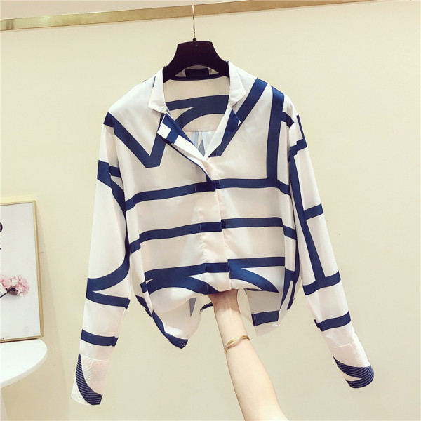 Dryžuoti moteriški pavasariniai marškiniai su klasikine apykakle