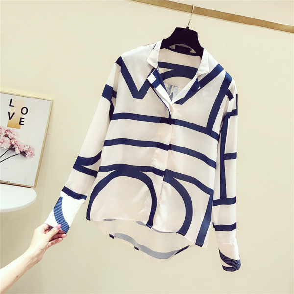 Dryžuoti moteriški pavasariniai marškiniai su klasikine apykakle