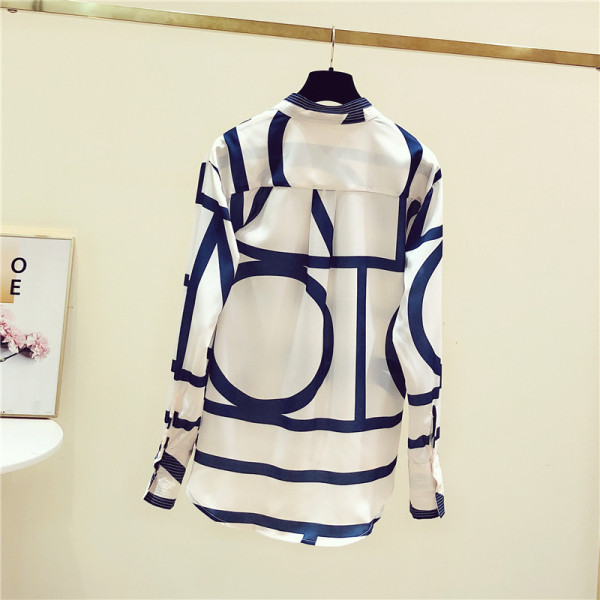 Dryžuoti moteriški pavasariniai marškiniai su klasikine apykakle