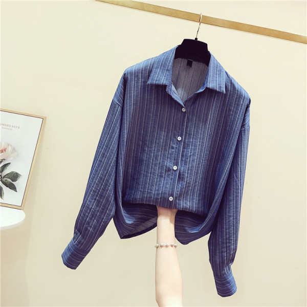 Naiste nööpide ja klassikalise kaelusega sinine särk