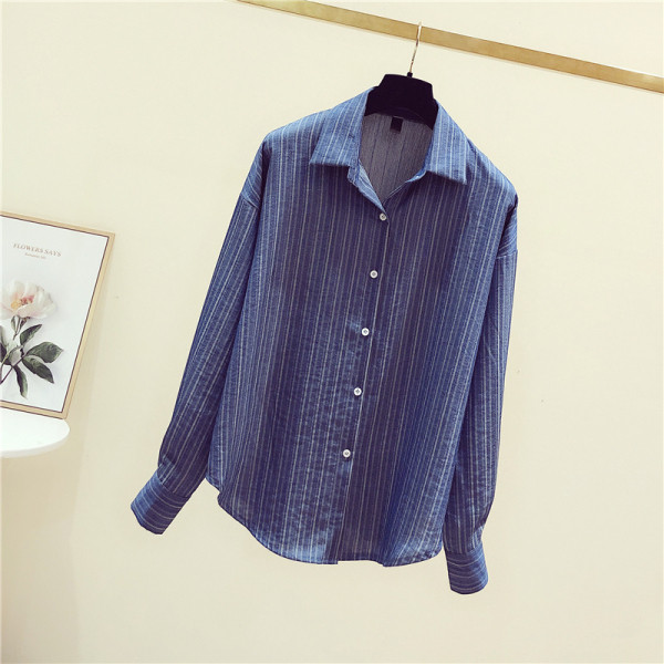 Naiste nööpide ja klassikalise kaelusega sinine särk