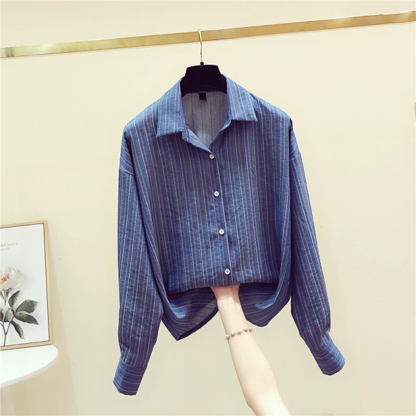 Naiste nööpide ja klassikalise kaelusega sinine särk