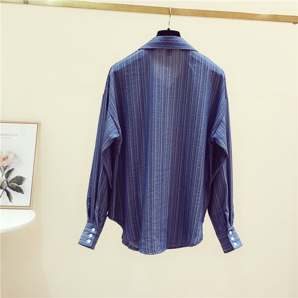 Naiste nööpide ja klassikalise kaelusega sinine särk