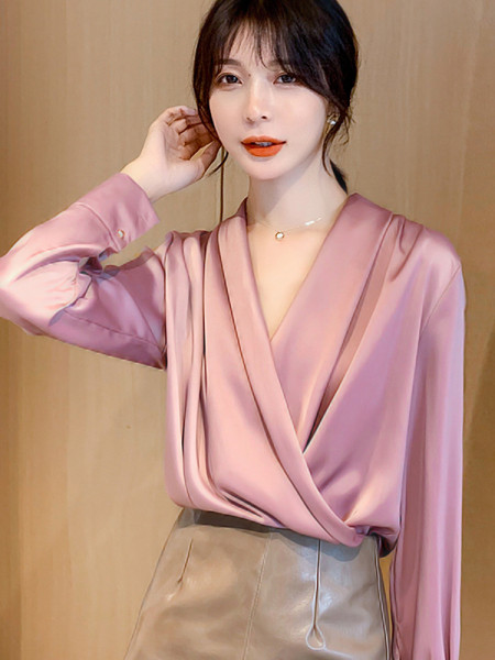 Naiste pikkade varrukate ja spitsikaelusega šifoonist pluus