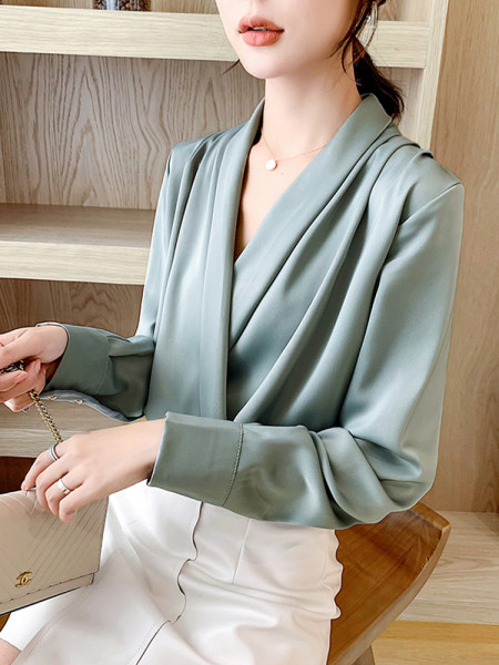 Naiste pikkade varrukate ja spitsikaelusega šifoonist pluus