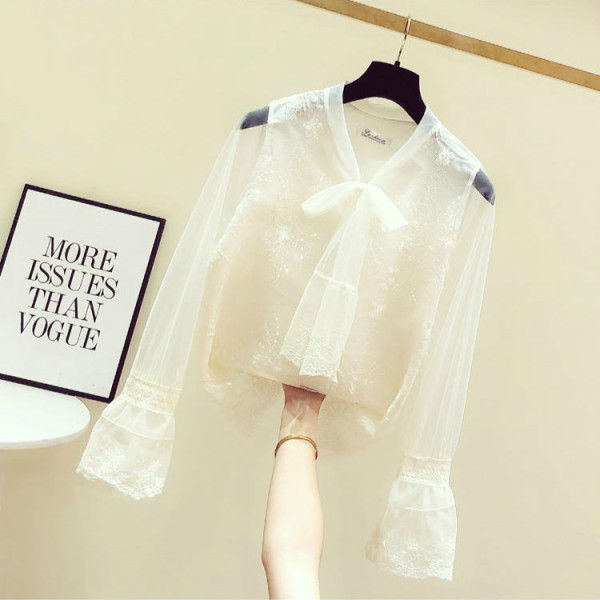 Női csipkeblúz gallérján szalaggal és lótusz ujjakkal