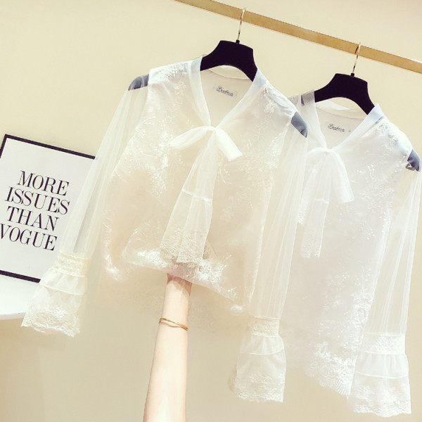 Női csipkeblúz gallérján szalaggal és lótusz ujjakkal