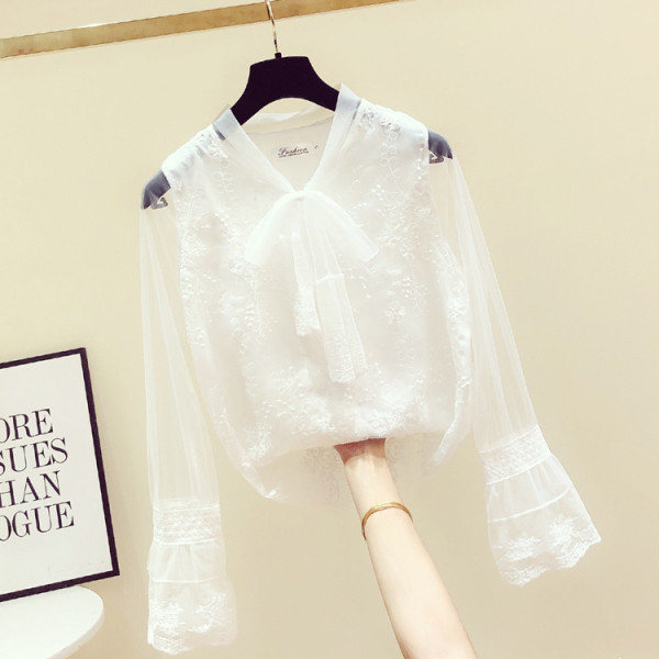 Női csipkeblúz gallérján szalaggal és lótusz ujjakkal