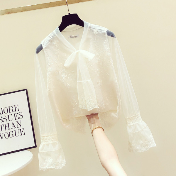 Női csipkeblúz gallérján szalaggal és lótusz ujjakkal