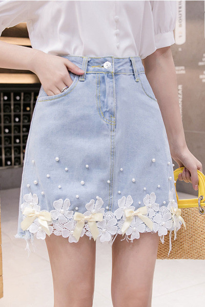 Īsi sieviešu džinsa svārki ar pērlēm un 3D elementiem