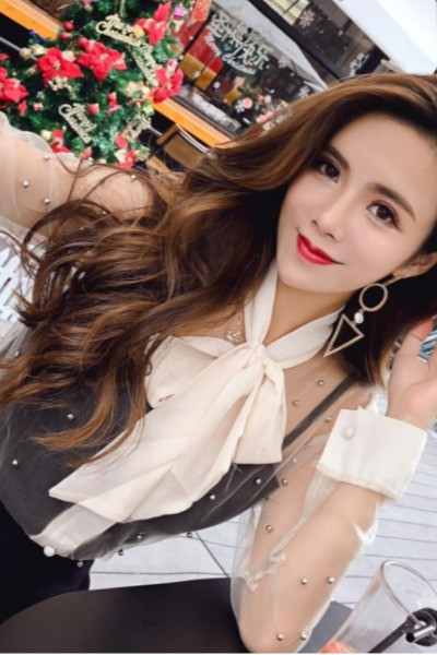 Moderns sieviešu krekls ar apkakli ar lenti un pērlēm