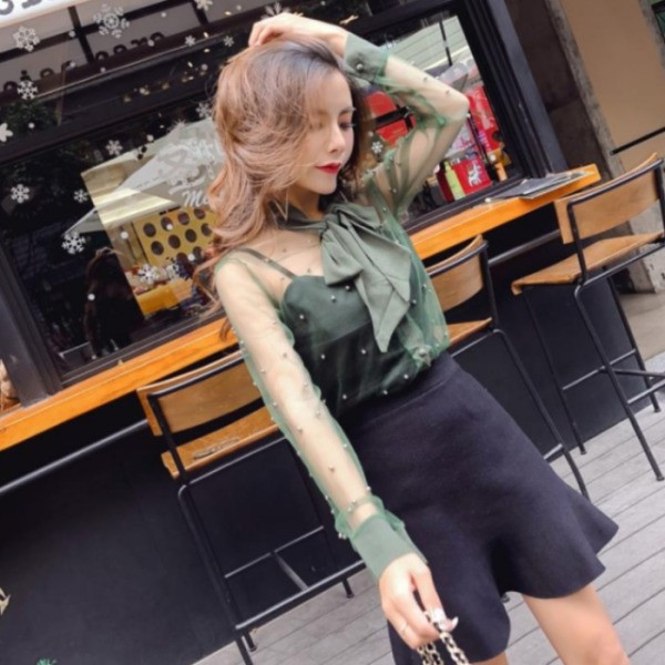 Moderns sieviešu krekls ar apkakli ar lenti un pērlēm