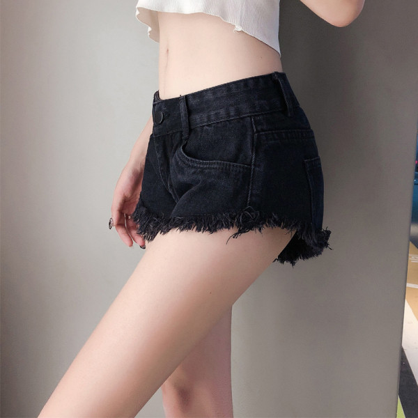 Kratke ženske crne traperice sa visokim strukom i poderanim motivima