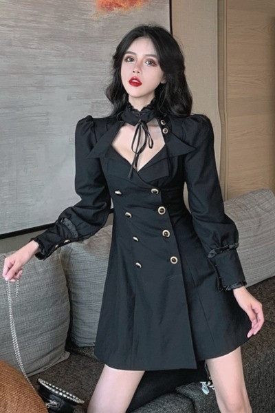 Pavasara sieviešu kleita ar pogām un augstu apkakli ar saitēm