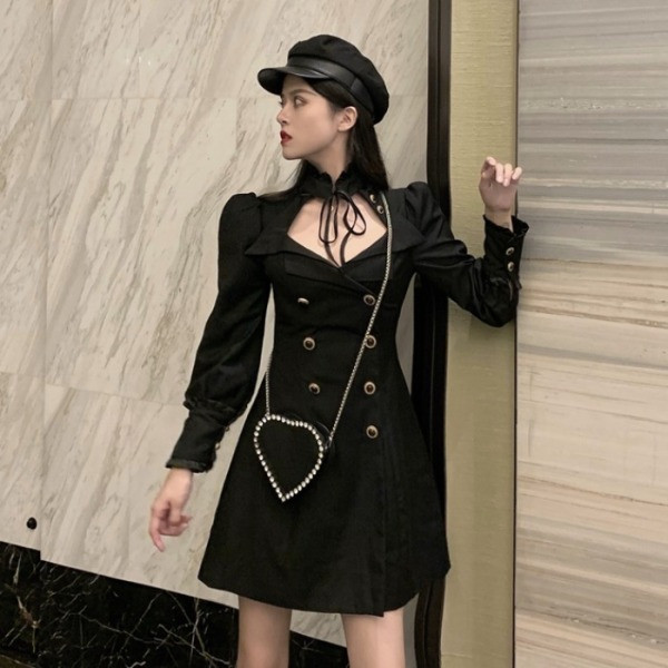 Pavasara sieviešu kleita ar pogām un augstu apkakli ar saitēm