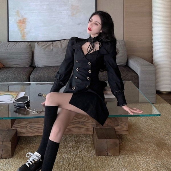 Pavasara sieviešu kleita ar pogām un augstu apkakli ar saitēm