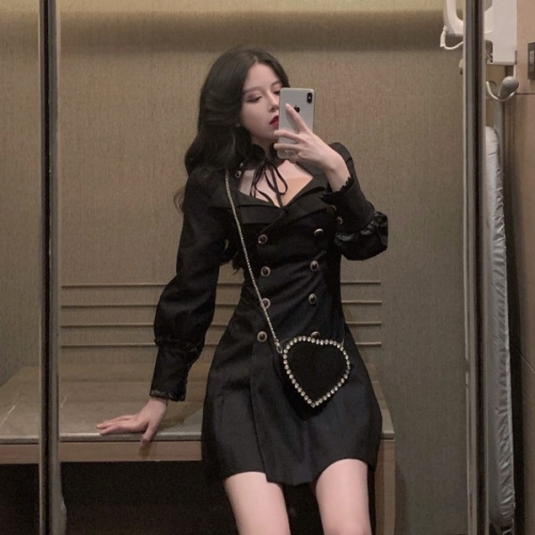 Pavasara sieviešu kleita ar pogām un augstu apkakli ar saitēm