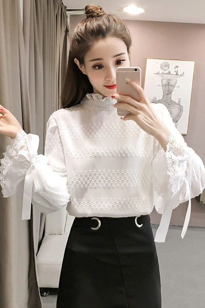 Stílusos női ing magas gallérral és csipkével az ujjakon