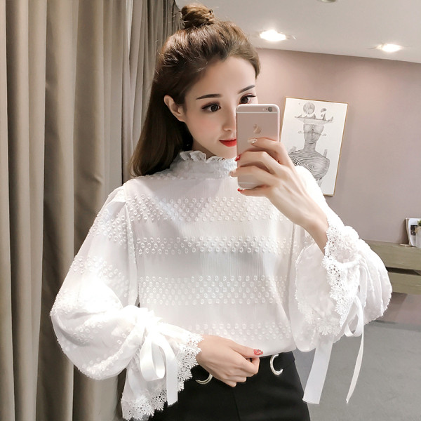 Stílusos női ing magas gallérral és csipkével az ujjakon