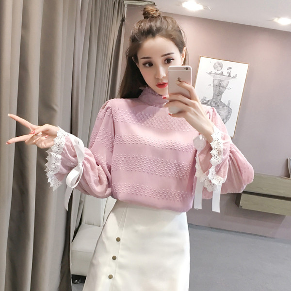 Stílusos női ing magas gallérral és csipkével az ujjakon