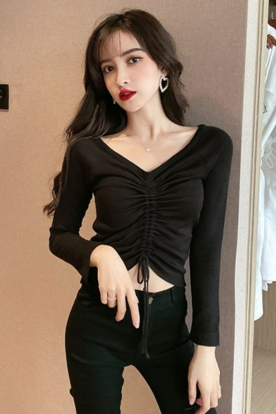 Melna sieviešu blūze ar špica kakla izgriezumu un ielocītu priekšpusi