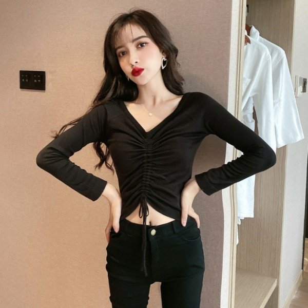 Melna sieviešu blūze ar špica kakla izgriezumu un ielocītu priekšpusi