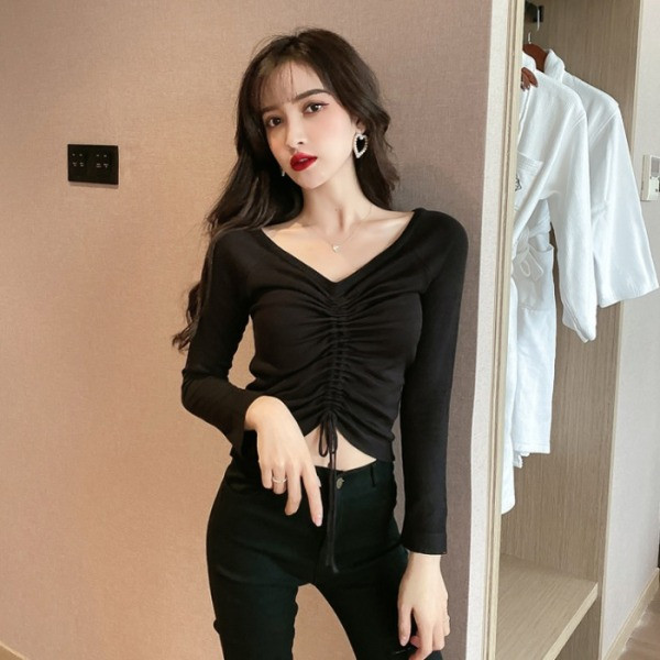 Melna sieviešu blūze ar špica kakla izgriezumu un ielocītu priekšpusi