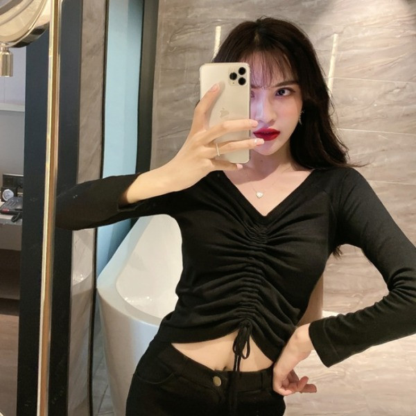 Melna sieviešu blūze ar špica kakla izgriezumu un ielocītu priekšpusi