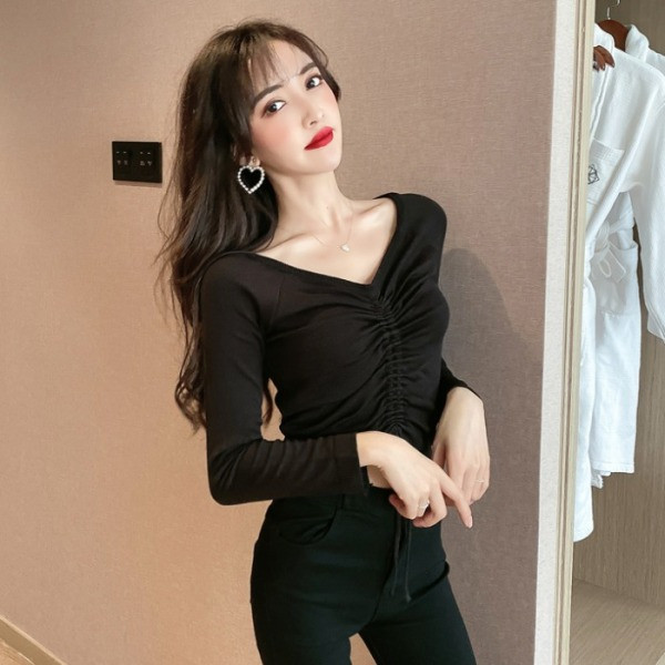 Melna sieviešu blūze ar špica kakla izgriezumu un ielocītu priekšpusi