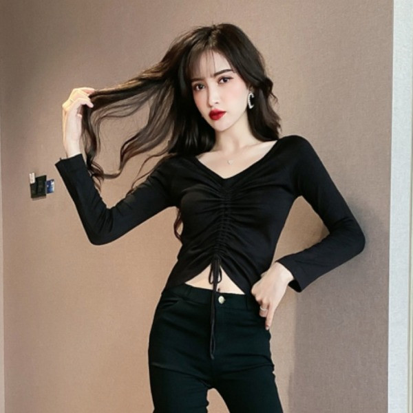 Melna sieviešu blūze ar špica kakla izgriezumu un ielocītu priekšpusi