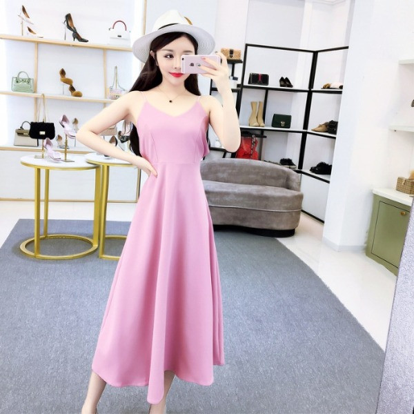 Sieviešu kleita ar špica kakla izgriezumu un plānām lencītēm