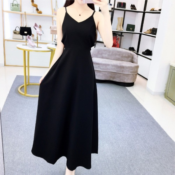 Sieviešu kleita ar špica kakla izgriezumu un plānām lencītēm