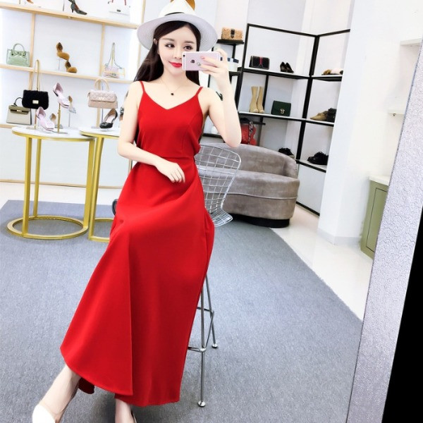 Sieviešu kleita ar špica kakla izgriezumu un plānām lencītēm