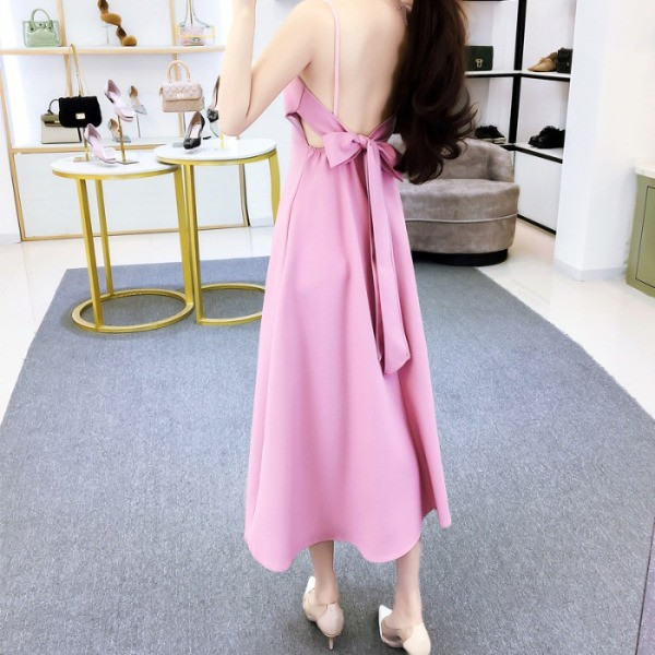 Sieviešu kleita ar špica kakla izgriezumu un plānām lencītēm