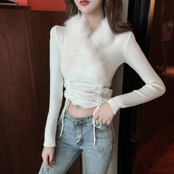 Liibuv naiste lipsudega pluus ja udusulgedega krae