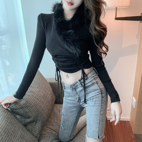 Liibuv naiste lipsudega pluus ja udusulgedega krae