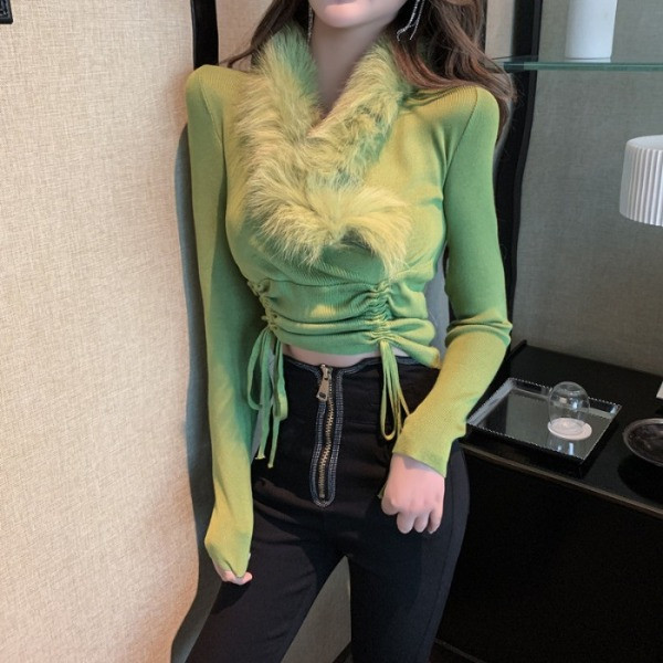 Liibuv naiste lipsudega pluus ja udusulgedega krae