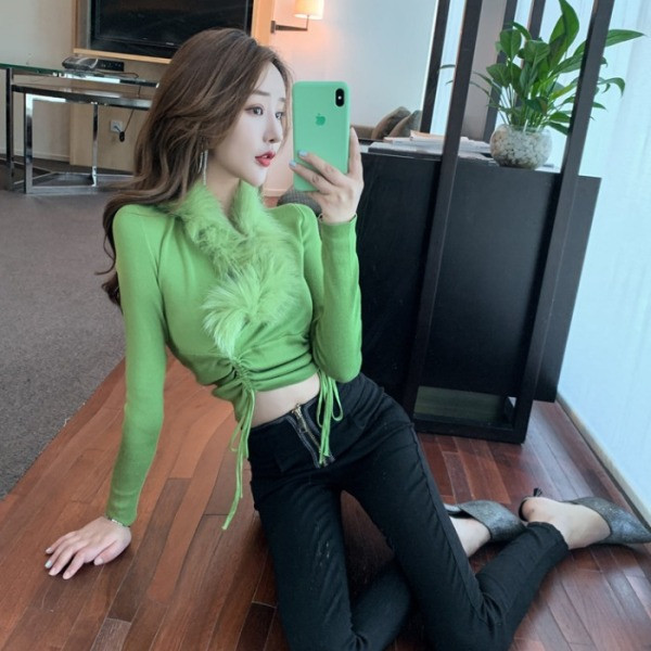 Liibuv naiste lipsudega pluus ja udusulgedega krae