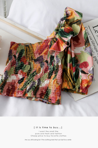 Elasztikus női blúz rövid modell egyujjal és virágmintával