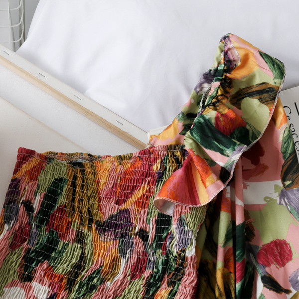 Elasztikus női blúz rövid modell egyujjal és virágmintával