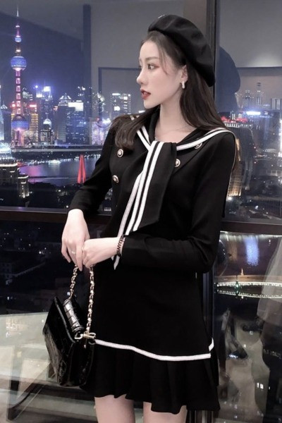 Modern női ruha gombokkal és gallérral szalaggal