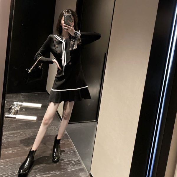 Modern női ruha gombokkal és gallérral szalaggal