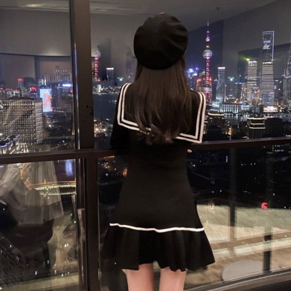 Modern női ruha gombokkal és gallérral szalaggal