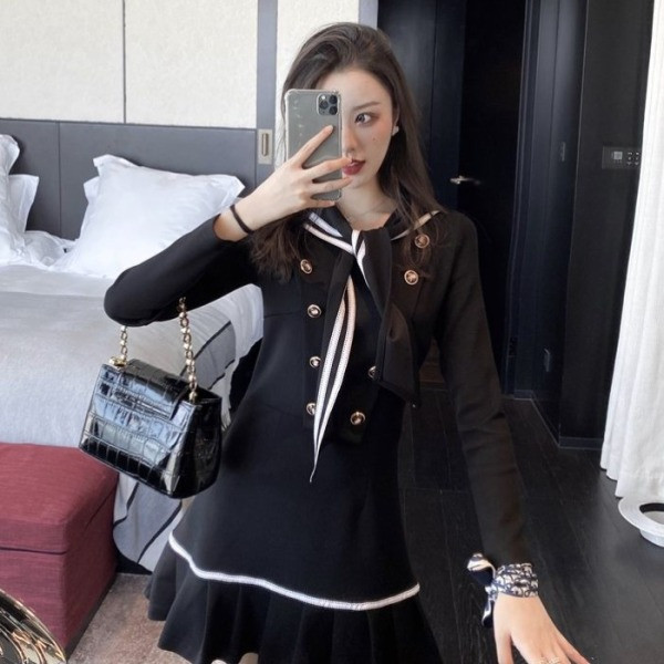 Modern női ruha gombokkal és gallérral szalaggal