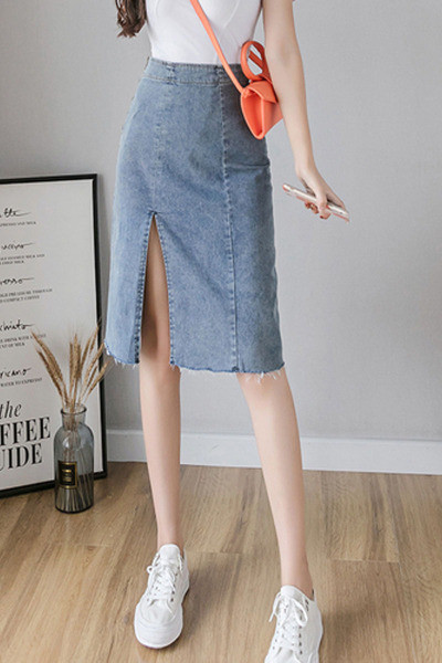 Hétköznapi női farmerszoknya hasítékkal, magas derékkal