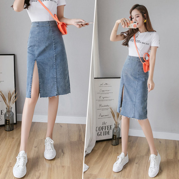 Hétköznapi női farmerszoknya hasítékkal, magas derékkal