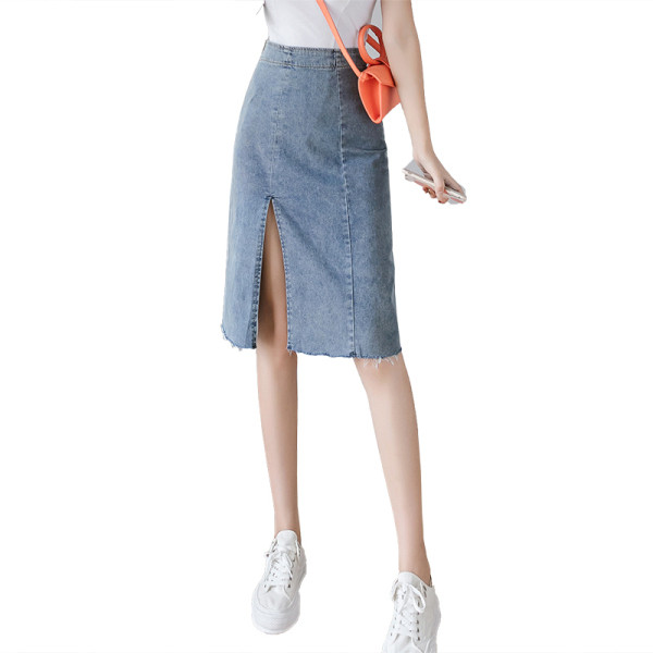 Hétköznapi női farmerszoknya hasítékkal, magas derékkal