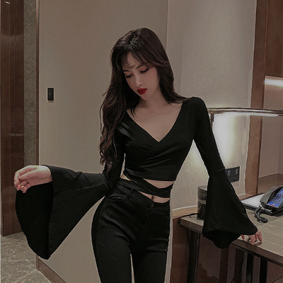 Melna sieviešu blūze ar špica kakla izgriezumu un lotosa piedurknēm