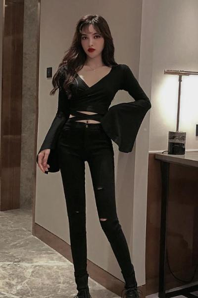 Melna sieviešu blūze ar špica kakla izgriezumu un lotosa piedurknēm