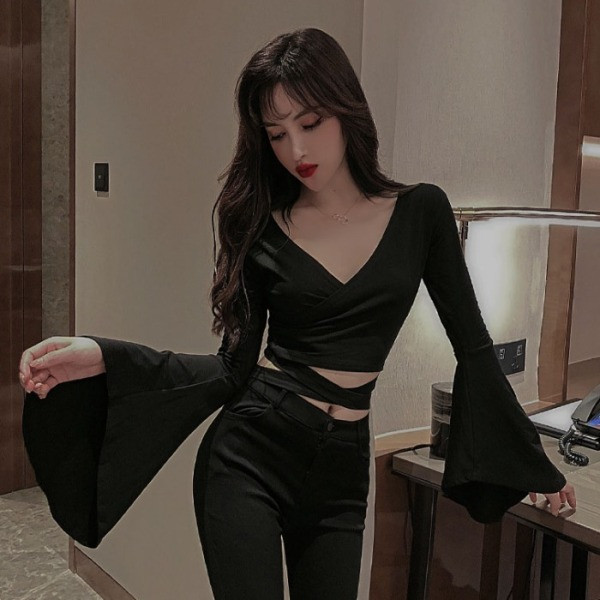 Melna sieviešu blūze ar špica kakla izgriezumu un lotosa piedurknēm